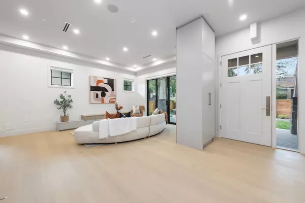 2136 E 10th AVE Vancouver, BC V5N 1Y1