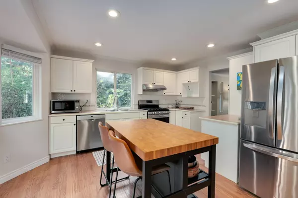 1400 Riverside DR North Vancouver, BC V7H 1V5