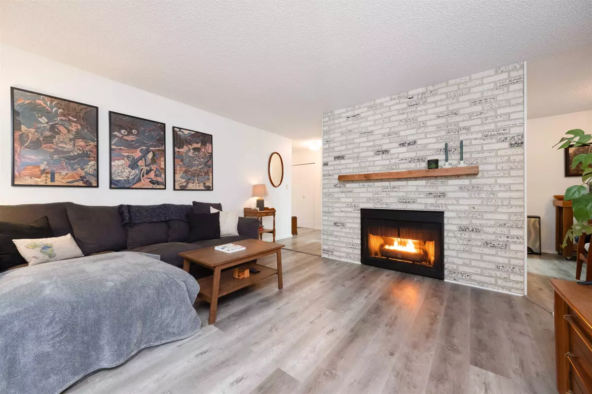 Coquitlam, BC V3J 1X5,1048 King Albert AVE #207