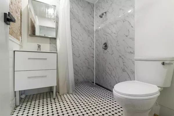 Surrey, BC V3R 4Y1,14957 Kew Dr ST