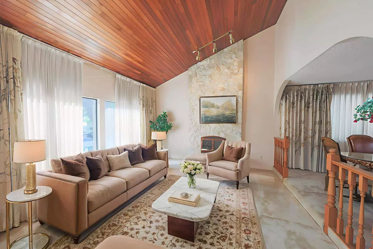 Vancouver, BC V6P 2E3,879 W 62nd AVE