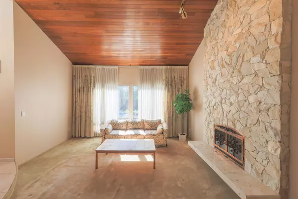 Vancouver, BC V6P 2E3,879 W 62nd AVE