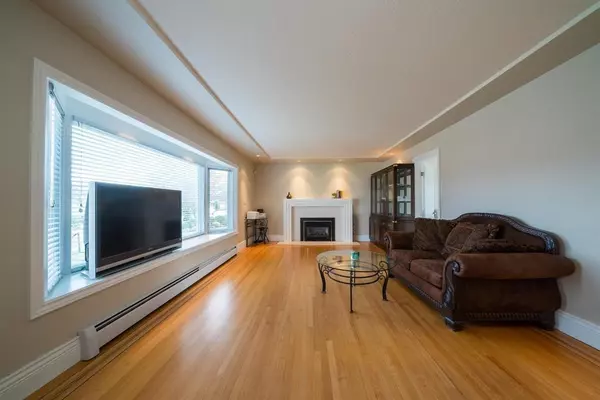 Burnaby, BC V5C 3R8,4824 Fairlawn DR