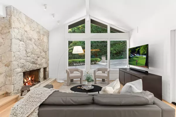 West Vancouver, BC V7W 2R5,5540 Marine DR