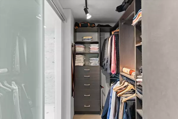 189 Keefer ST #912 Vancouver, BC V6A 0C8