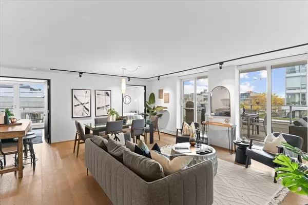 189 Keefer ST #912, Vancouver, BC V6A 0C8