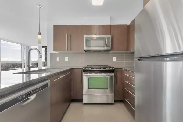 Burnaby, BC V5C 0C6,4888 Brentwood DR #907