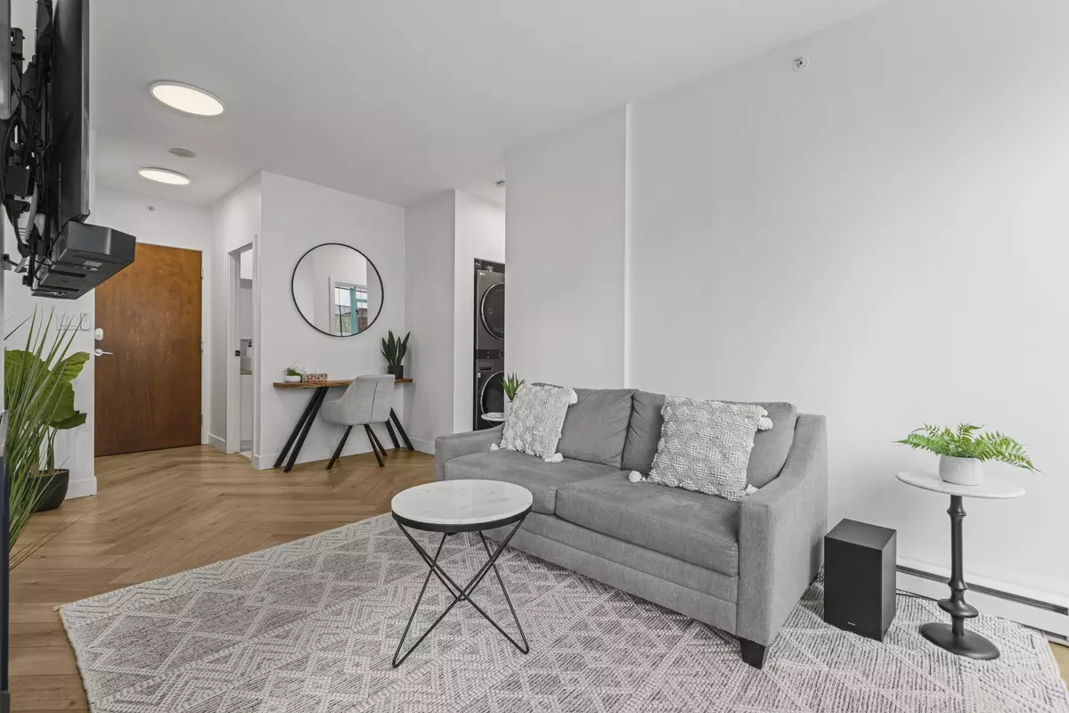 Vancouver, BC V6Z 3E1,1238 Burrard ST #603