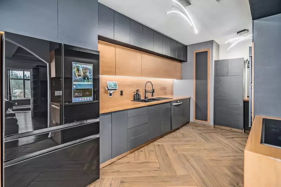 3176 Plateau BLVD #405, Coquitlam, BC V3E 3J2