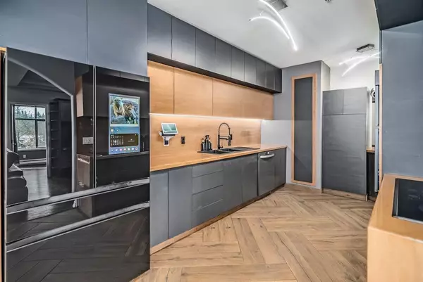 3176 Plateau BLVD #405, Coquitlam, BC V3E 3J2