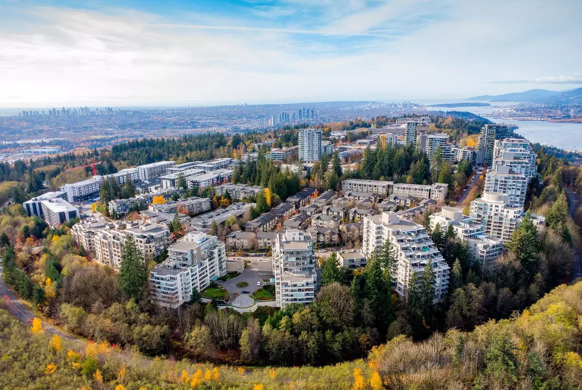 Burnaby, BC V5A 4Y5,9319 University CRES #310