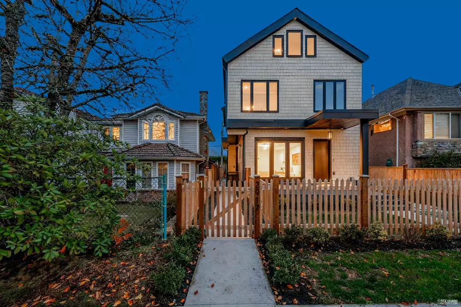 2917 Charles ST, Vancouver, BC V5K 3B1