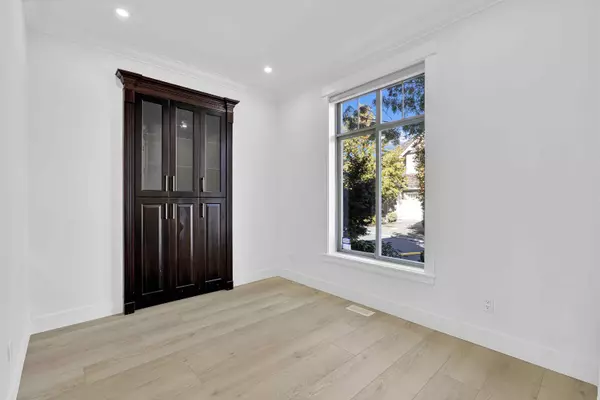 Surrey, BC V4P 0E3,14636 36a AVE