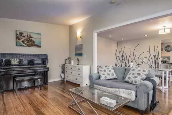 Delta, BC V4E 1H3,6454 109 ST #UPPER