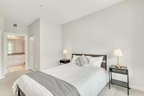 2651 Library LN #205 North Vancouver, BC V7J 0C1