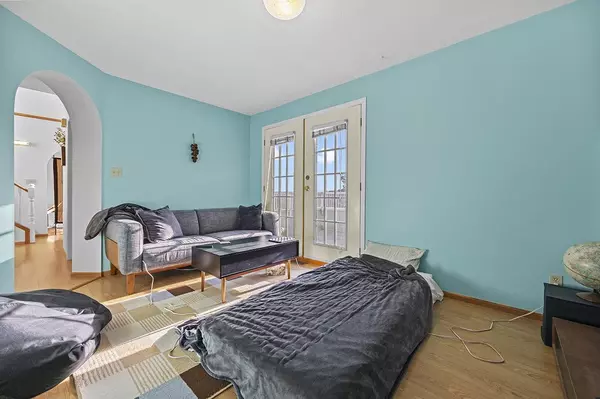 Coquitlam, BC V3B 6T1,2825 Nash DR