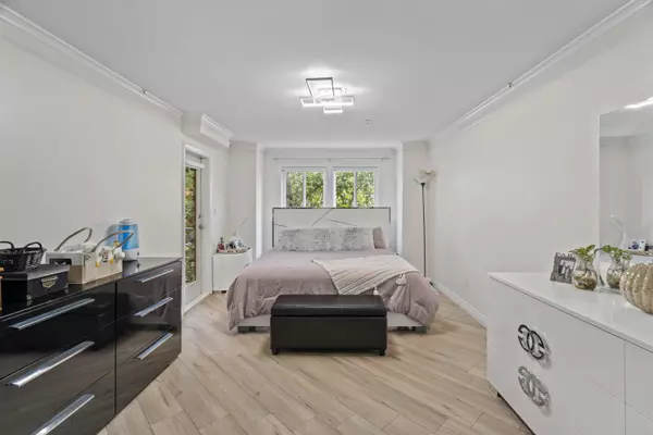 8115 121a ST #309 Surrey, BC V3W 1J2