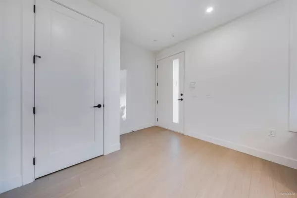 Burnaby, BC V5C 3T7,4211 Graveley ST #1