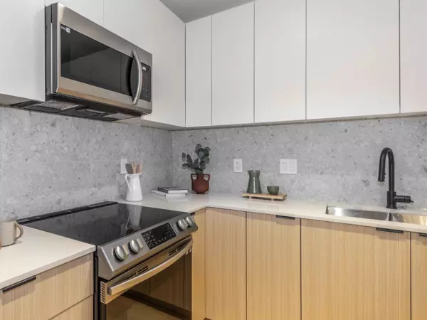 Surrey, BC V0V 0V0,13455 94a AVE #422