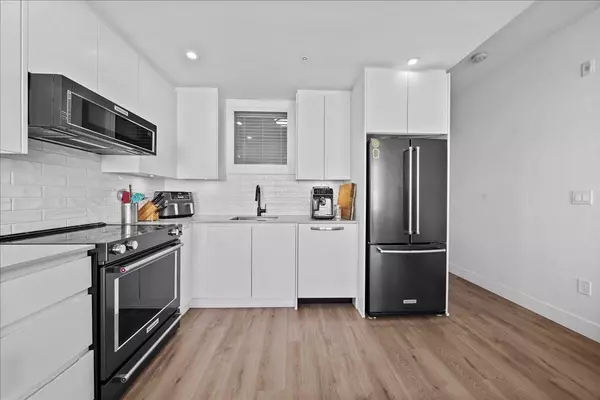 2180 Kelly AVE #2303 Port Coquitlam, BC V3C 0S5