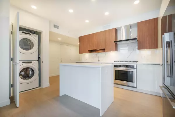 Burnaby, BC V3N 0J4,7683 Park CRES #204