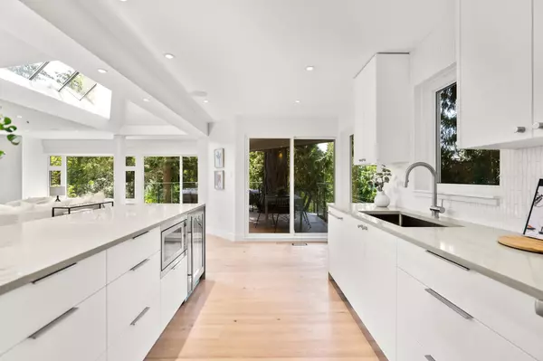 West Vancouver, BC V7W 1L2,5061 Bear LN