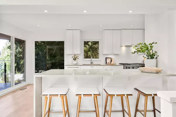 West Vancouver, BC V7W 1L2,5061 Bear LN