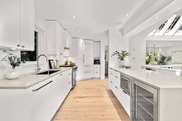 West Vancouver, BC V7W 1L2,5061 Bear LN