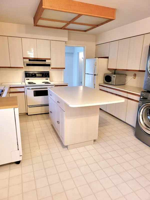 Delta, BC V4C 4L5,7328 York CRES