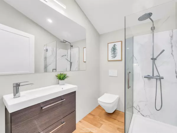 4379 Welwyn ST Vancouver, BC V5N 3Z3