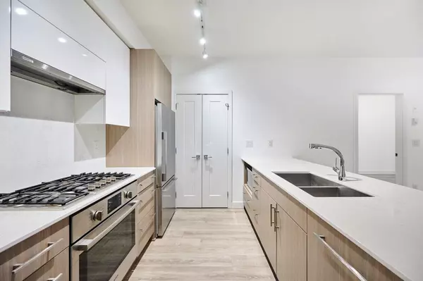 Burnaby, BC V5C 2H8,3971 Hastings ST #205