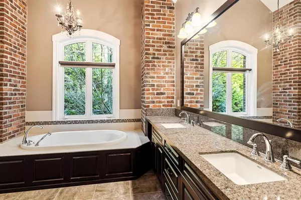 128 Deerview LN Anmore, BC V3H 0A3