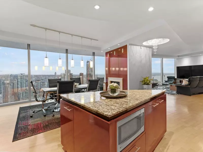 938 Nelson ST #3704, Vancouver, BC V6Z 3A7