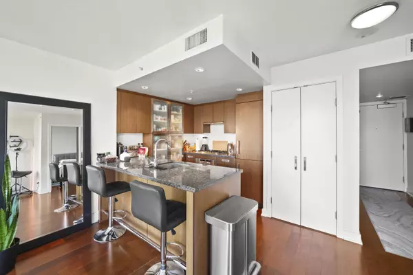 1055 Richards ST #1708 Vancouver, BC V6B 0C2