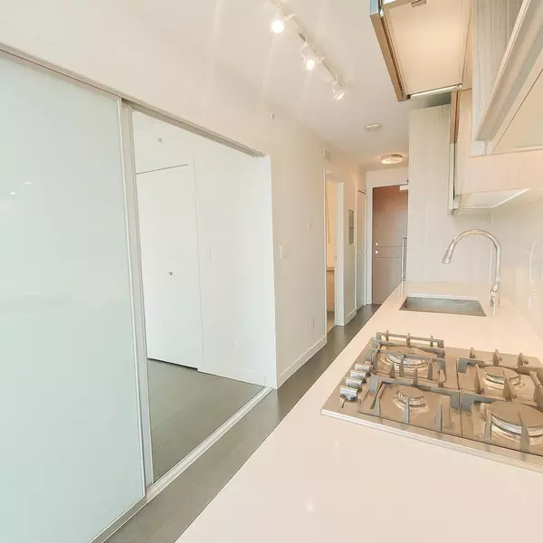 13696 100 AVE #1610, Surrey, BC V3T 0L5