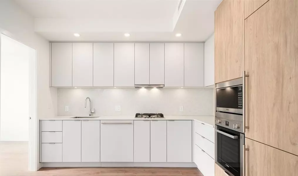 537 Cottonwood AVE #2203, Coquitlam, BC V3J 0S4