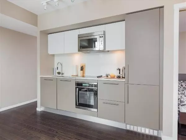 Vancouver, BC V6B 0M5,999 Seymour St