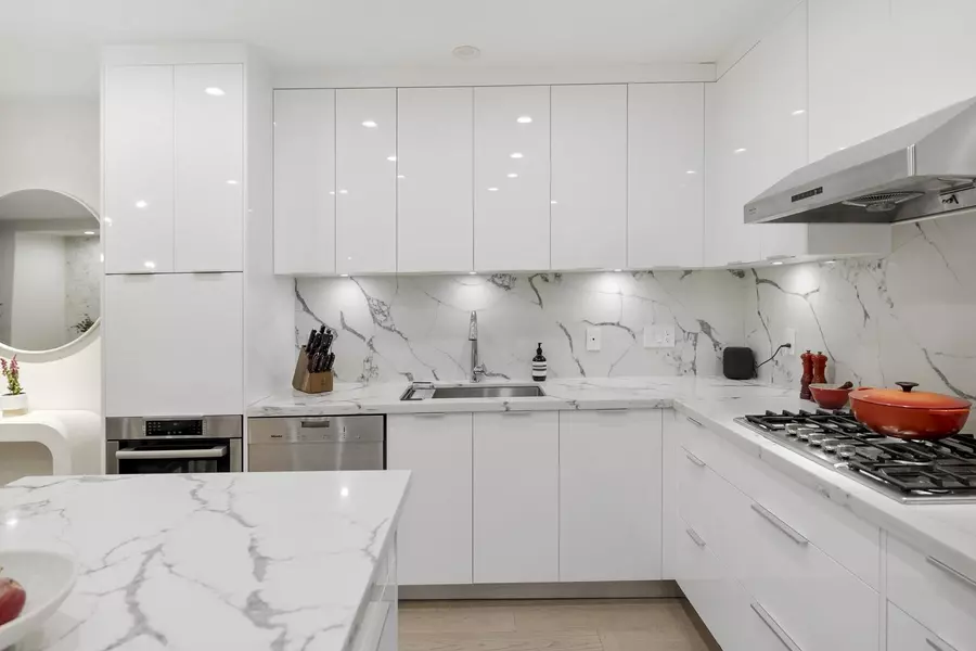 1961 Collingwood ST #211, Vancouver, BC V6R 3K6