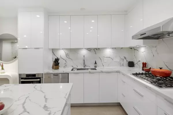 1961 Collingwood ST #211, Vancouver, BC V6R 3K6