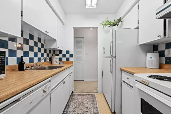 250 W 1st ST #206 North Vancouver, BC V7M 1B4