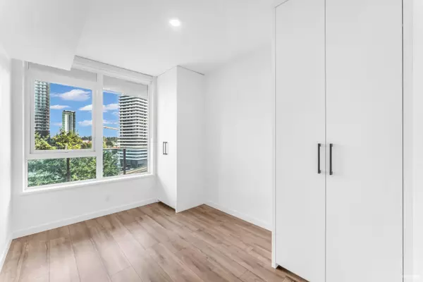 Surrey, BC V3T 0S6,13428 105 AVE #907