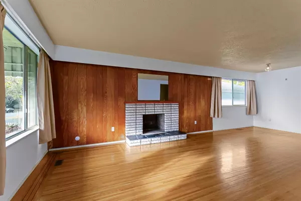 1615 Adanac ST, Vancouver, BC V5L 2C7