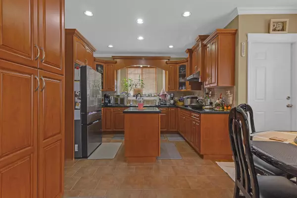 Surrey, BC V3S 2T3,7673 146a ST