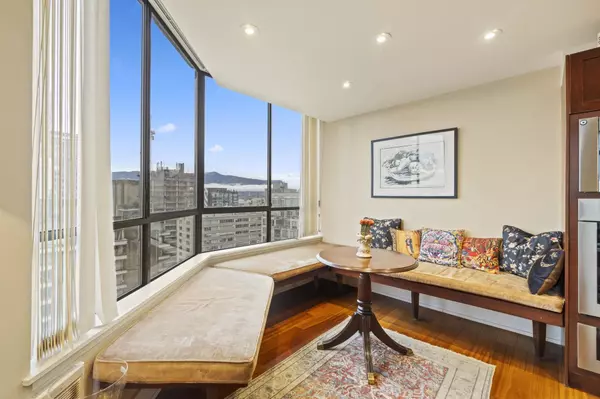 738 Boughton ST #1904 Vancouver, BC V6G 3A7