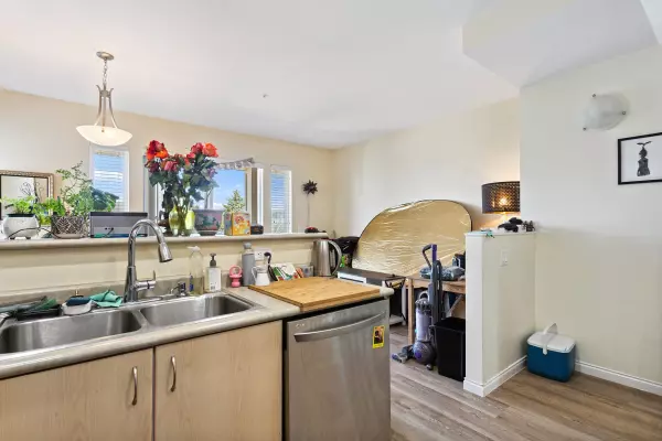 New Westminster, BC V3M 0A3,160 Pembina ST #4