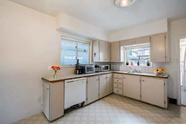 Vancouver, BC V6P 2A2,869 W 60th AVE