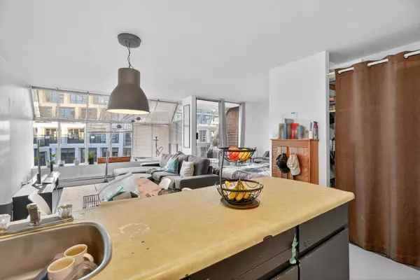 950 Drake ST #902 Vancouver, BC V6Z 2B9