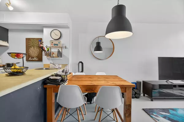 950 Drake ST #902 Vancouver, BC V6Z 2B9