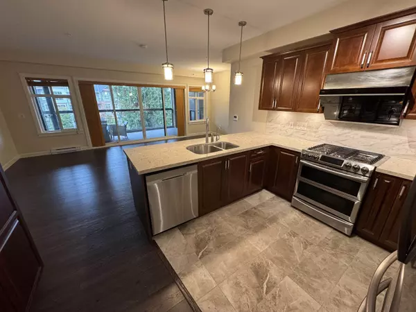 Surrey, BC V4P 0G9,3585 146a ST #307