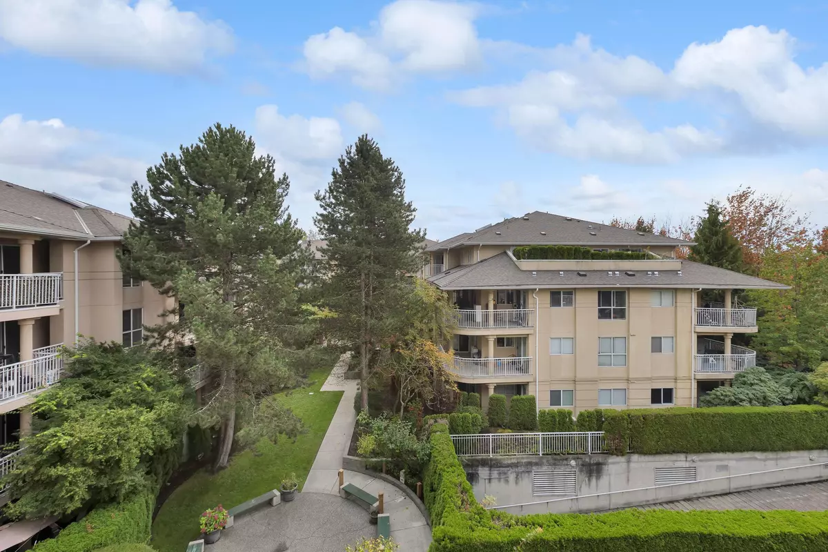 Surrey, BC V3W 1B8,13733 74 AVE #401